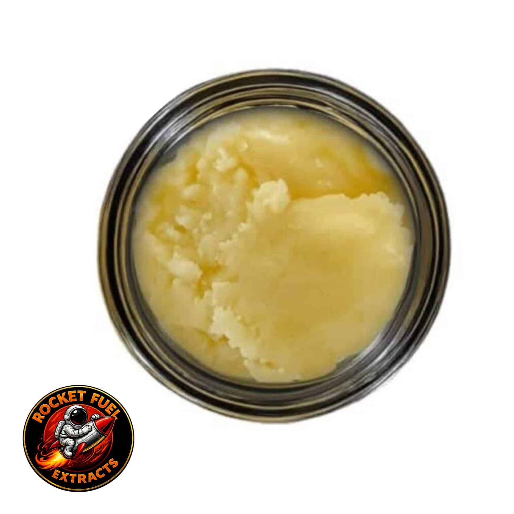 Un récipient ouvert contenant un concentré de cannabis de couleur dorée claire, à la texture crémeuse et mousseuse, sur fond blanc.